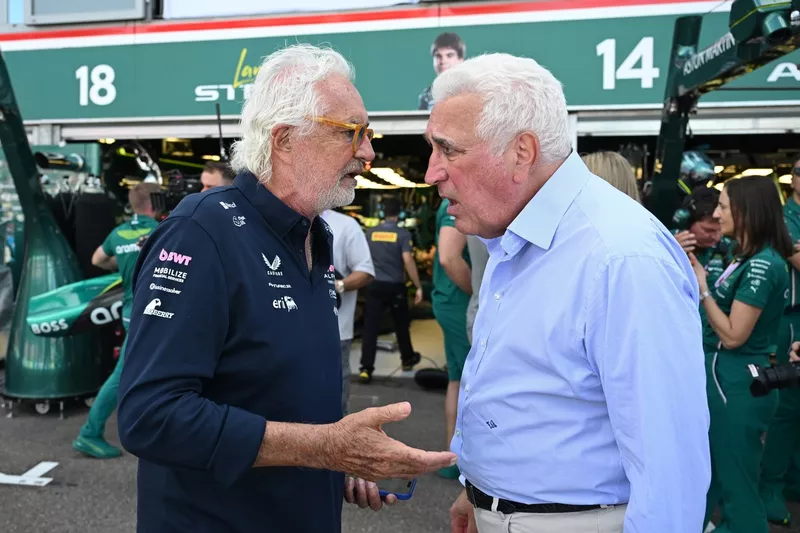 Flavio Briatore, Executive Advisor van Alpine F1 praat met Lawrence Stroll, eigenaar van het Aston Martin F1 Team.