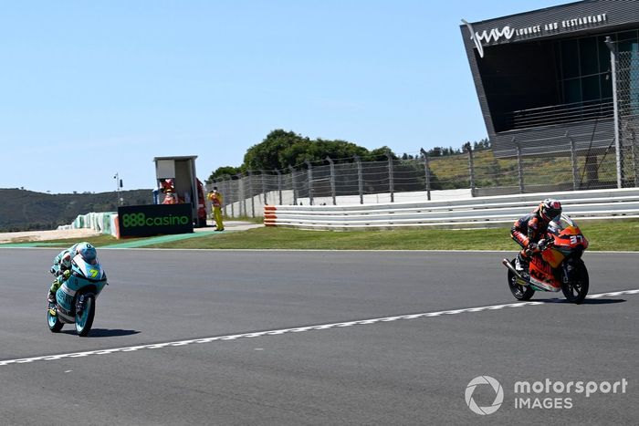 Pedro Acosta, Red Bull KTM Ajo cruza la línea de meta en Portimao