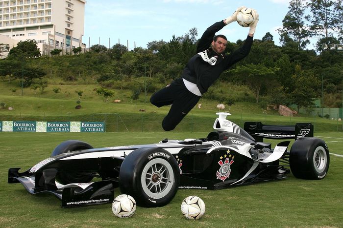 El equipo del Corinthians de fútbol, con su coche de la Superleague Formula