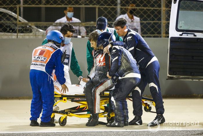 Delegados médicos asisten a Romain Grosjean, Haas F1, después del accidente en la primera vuelta