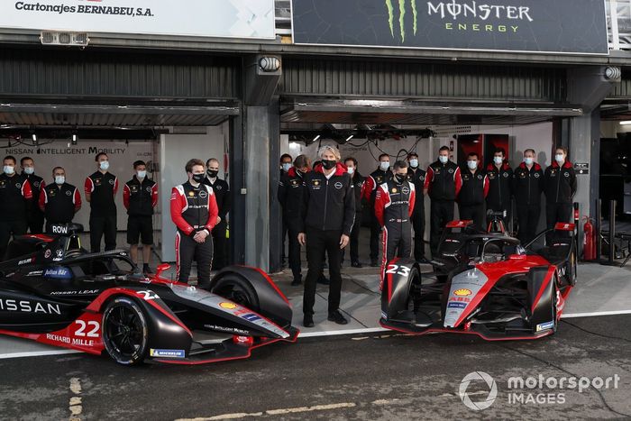 Sébastien Buemi, Nissan e.dams, Oliver Rowland, Nissan e.dams con el equipo para la foto