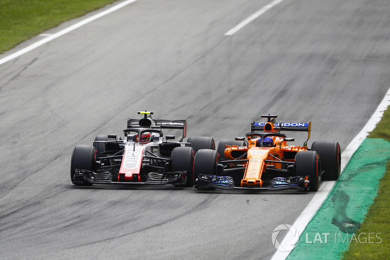 Kevin Magnussen, Haas F1 Team VF-18 lucha con Fernando Alonso, McLaren MCL33