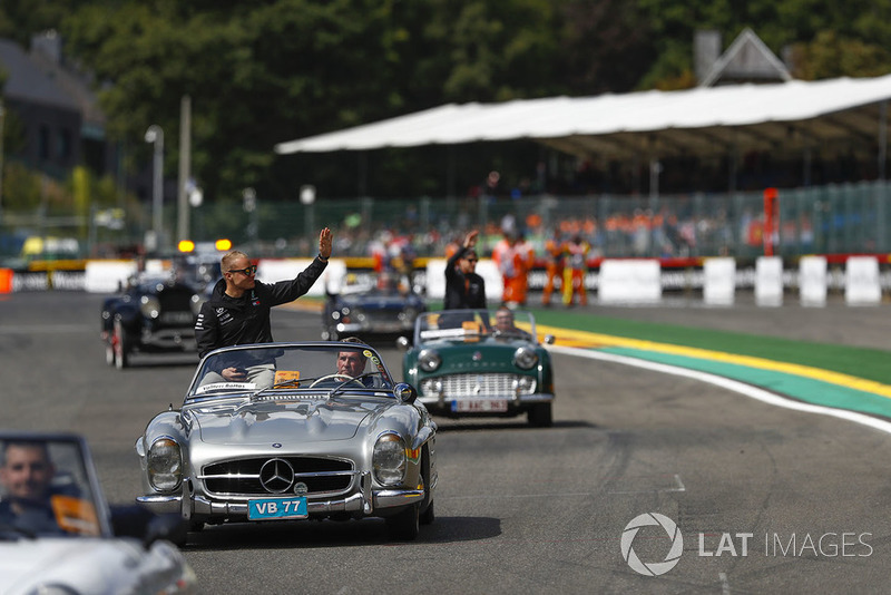 Valtteri Bottas, Mercedes AMG F1, waves from a Mercedes 300SL, on the drivers' parade
