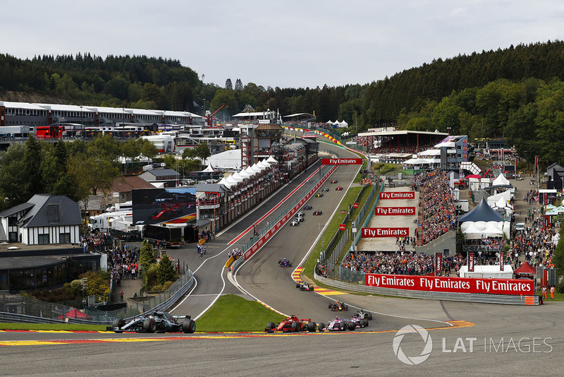 Lewis Hamilton, Mercedes AMG F1 W09, lidera por delante de Sebastian Vettel, Ferrari SF71H, Esteban Ocon, Racing Point Force India VJM11, Sergio Perez, Racing Point Force India VJM11, y el resto en la salida