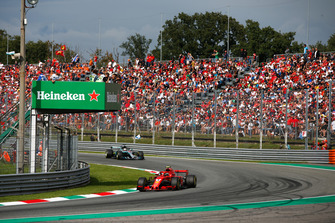 Kimi Raikkonen, Ferrari SF71H, Lewis Hamilton, Mercedes AMG F1 W09