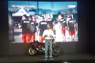 Foto di gruppo con Claudio Domenicali, AD Ducati Motor Holding, sul palco con la Ducati Monster 25esimo Anniversario