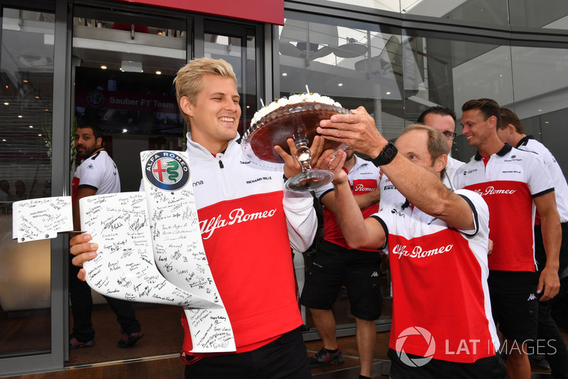 Sauber celebrate the birthday of Marcus Ericsson, Sauber with Josef Leberer, Sauber Trainer