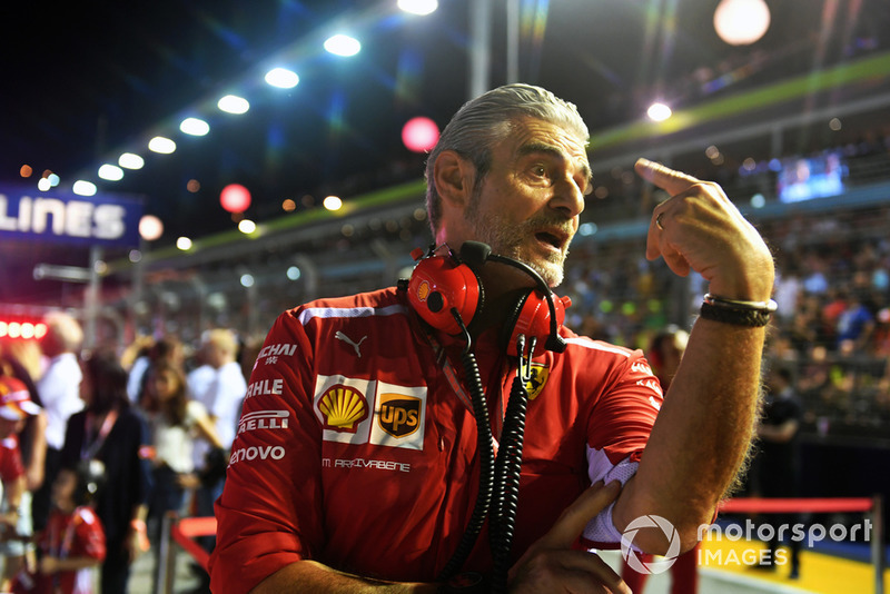 Maurizio Arrivabene, szef zespołu Ferrari, na polach startowych