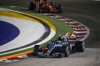 Valtteri Bottas, Mercedes AMG F1 W09 EQ Power+ et Kimi Raikkonen, Ferrari SF71H