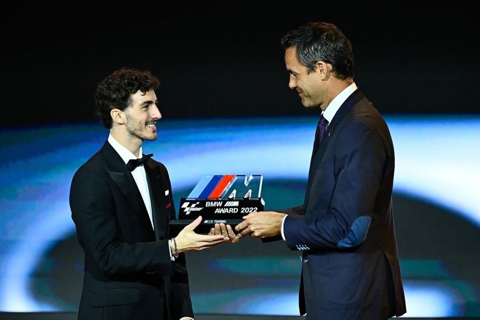 El campeón del mundo de MotoGP Francesco Bagnaia, del equipo Ducati, Timo Resch, Vicepresidente de Clientes, Marca y Ventas de BMW M GmbH