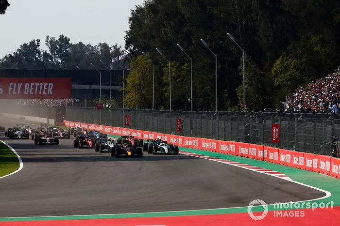 Max Verstappen, Red Bull Racing RB18, George Russell, Mercedes W13, Lewis Hamilton, Mercedes W13, Sergio Pérez, Red Bull Racing RB18, Charles Leclerc, Ferrari F1-75, Carlos Sainz, Ferrari F1-75, el resto hacia la primera curva