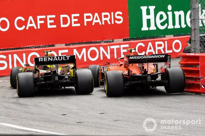 Charles Leclerc, Ferrari SF90, se toca con Nico Hulkenberg, Renault R.S. 19