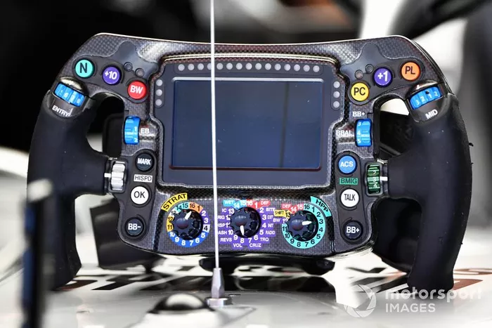 Il volante della Mercedes AMG F1 W10
