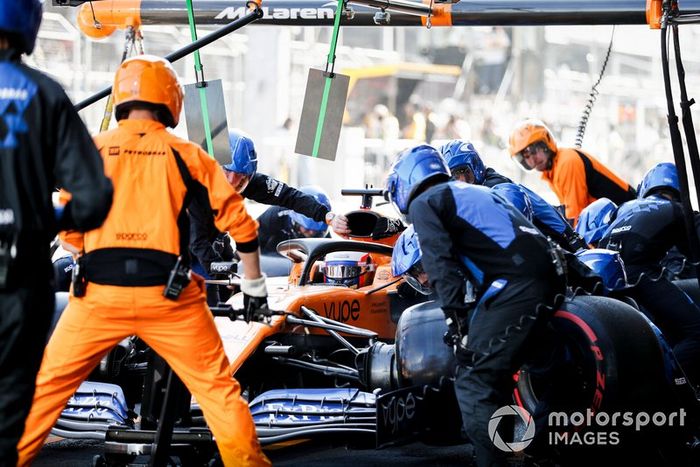 Carlos Sainz Jr., McLaren MCL34, en pits