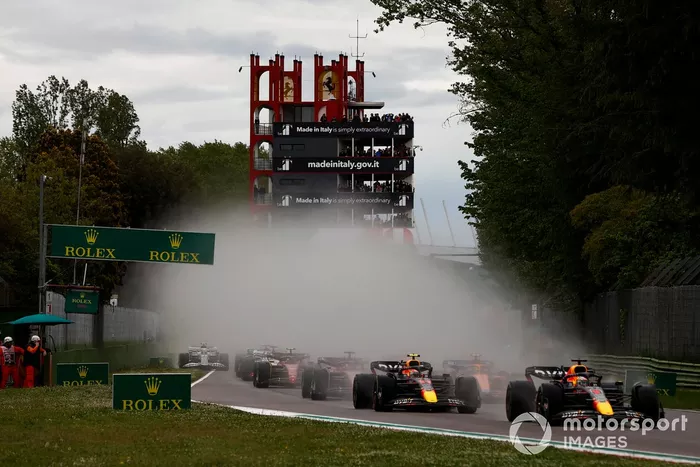 Max Verstappen, Red Bull Racing RB18, Sergio Pérez, Red Bull Racing RB18, Charles Leclerc, Ferrari F1-75, en la primera vuelta