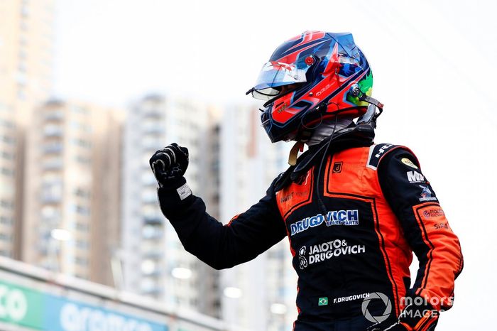 Felipe Drugovich, MP Motorsport celebra la victoria en el parc ferme