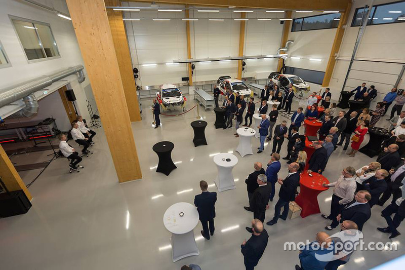 Atmosfera durante la festa di apertura del nuovo workshop Toyota