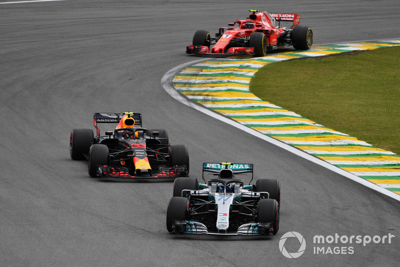 Valtteri Bottas, Mercedes-AMG F1 W09 ve Max Verstappen, Red Bull Racing RB14