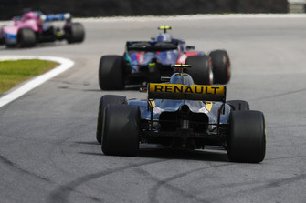 Pierre Gasly, Scuderia Toro Rosso STR13, Carlos Sainz Jr., Renault Sport F1 Team R.S. 18