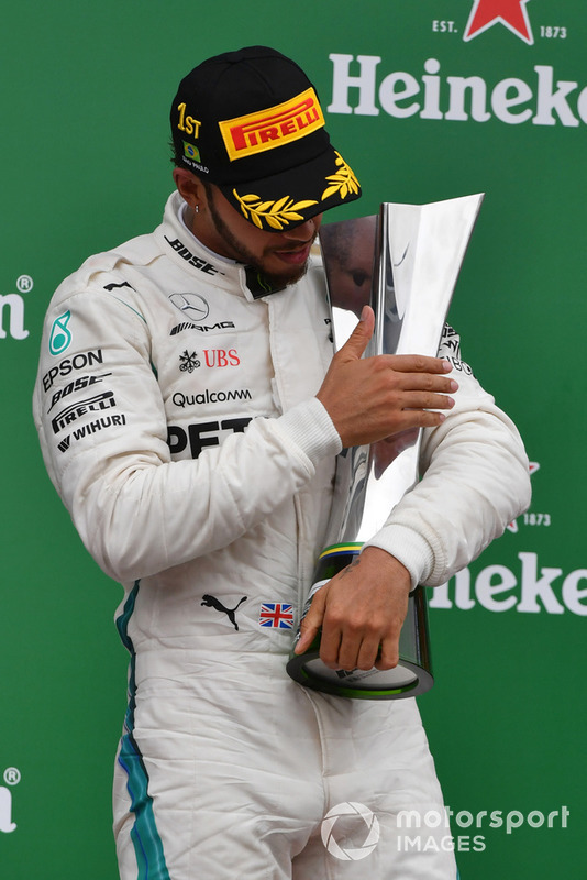 Lewis Hamilton, Mercedes AMG F1, festeggia sul podio con il trofeo