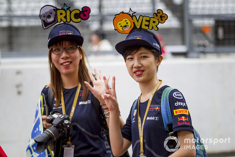 Daniel Ricciardo, Red Bull Racing and Max Verstappen, Red Bull Racing fans and hats