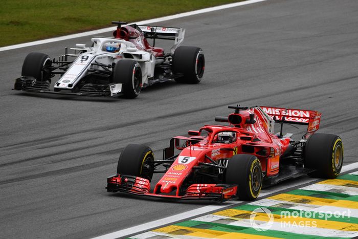 Sebastian Vettel, Ferrari SF71H y Marcus Ericsson, Sauber C37 
