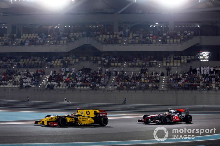Robert Kubica, Renault R30, Lewis Hamilton, McLaren MP4-25