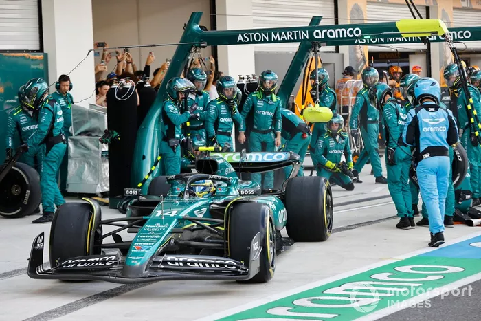 Fernando Alonso, Aston Martin AMR24, entra a boxes