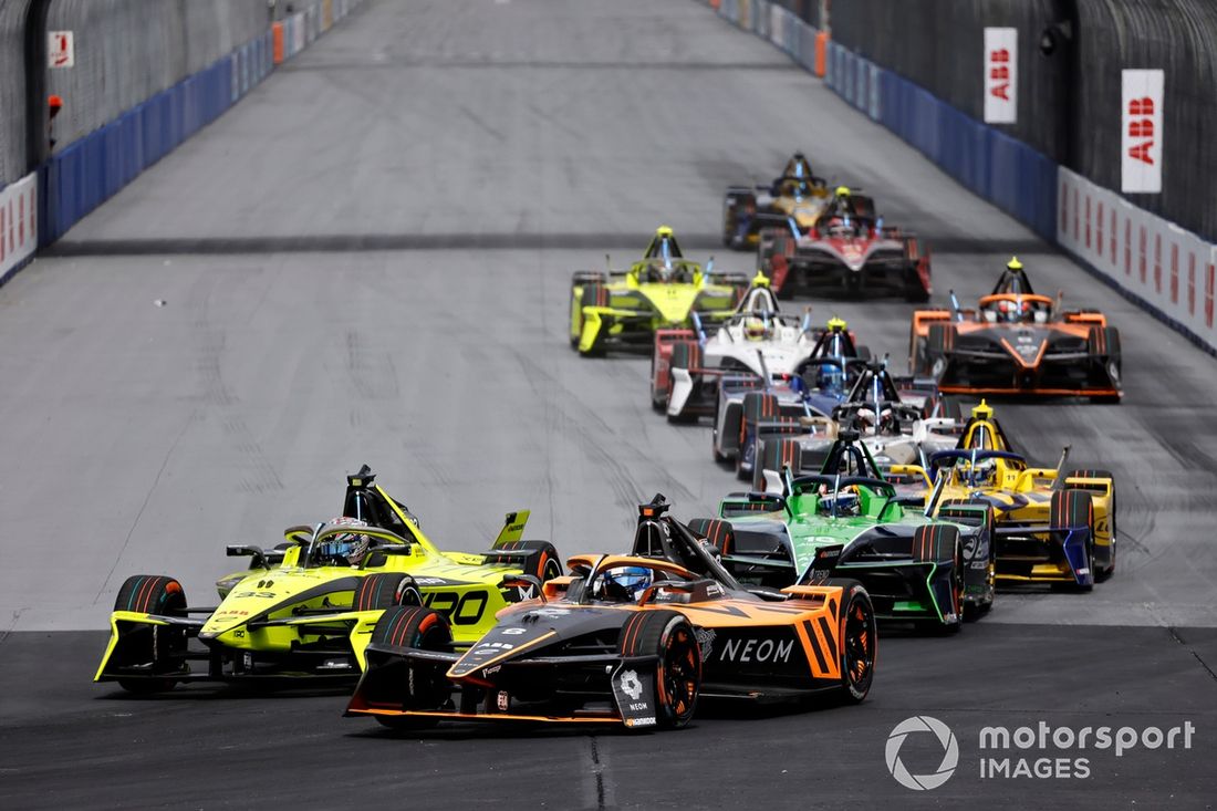 Dan Ticktum Kiro Race Co Porsche 99X Electric WCG3 lucha con Sam Bird NEOM McLaren Formula E Team Nissan e-4ORCE 05