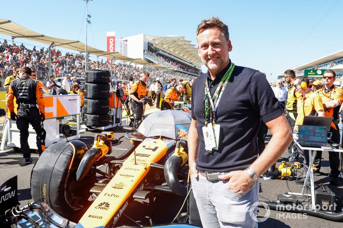 O golfista Ian Poulter posa em frente ao carro de Lando Norris, McLaren MCL38, na grelha de partida 