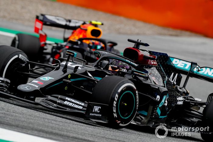 Lewis Hamilton, Mercedes F1 W11 y Alex Albon, Red Bull Racing RB16 