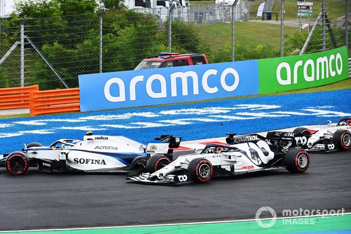 Nicholas Latifi, Williams FW43, hace un trompo frente a  Daniil Kvyat, AlphaTauri AT01 y Pierre Gasly, AlphaTauri AT01 