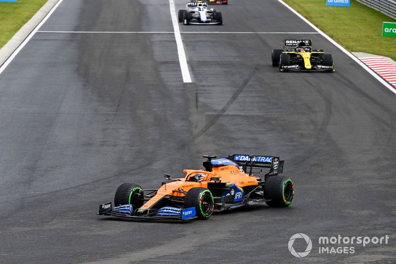 Carlos Sainz Jr., McLaren MCL35, precede Daniel Ricciardo, Renault F1 Team R.S.20