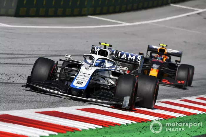 Nicholas Latifi, Williams FW43, precede Alex Albon, Red Bull Racing RB16