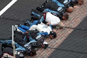 Race Winner Chase Briscoe and Stewart-Haas Racing team celebrate the victory by kissing the bricks