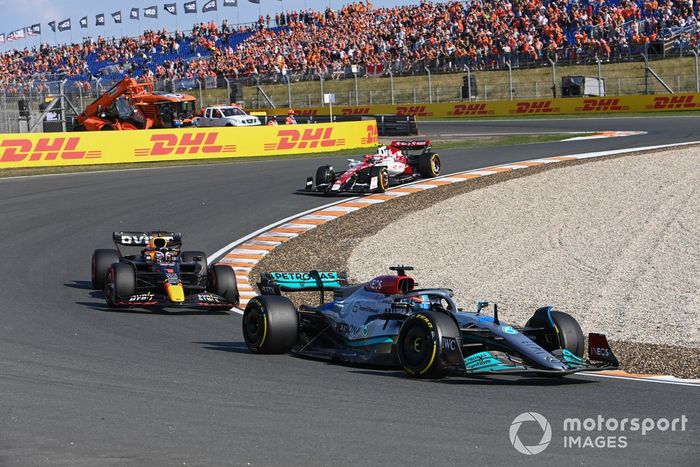 George Russell, Mercedes W13, Max Verstappen, Red Bull Racing RB18, Zhou Guanyu, Alfa Romeo C42
