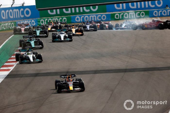 Max Verstappen, Red Bull Racing RB18, Lewis Hamilton, Mercedes W13, Lance Stroll, Aston Martin AMR22, George Russell, Mercedes W13, el resto de la parrilla mientras Carlos Sainz, Ferrari F1-75, hace un trompo en la primera vuelta