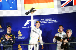 Подіум: друге місце - Даніель Ріккардо, Red Bull Racing, переможець - Ніко Росберг, Mercedes AMG F1,