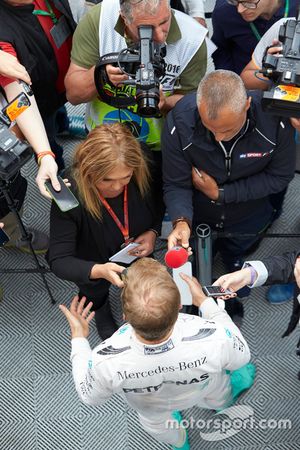 Nico Rosberg, Mercedes AMG F1 habla con miembros de los medios de comunicación