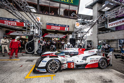Parada en pits y el útlimo cambio de piloto #5 Toyota Racing Toyota TS050 Hybrid: Anthony Davidson,