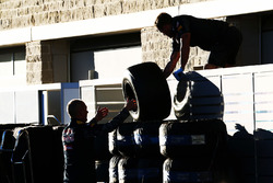 Механіки Red Bull Racing з шинами Pirelli