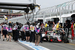 Romain Grosjean, Haas F1 Team VF-16, und Rio Haryanto, Manor Racing MRT05, mit Unfall in der Boxenga