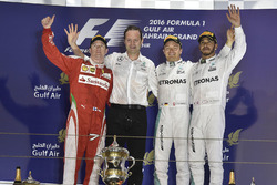 Podium: winner Nico Rosberg, Mercedes AMG F1 Team, Aldo Costa, Mercedes AMG F1 Engineering Director,