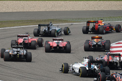 Sebastian Vettel, Ferrari SF16-H y Kimi Raikkonen, Ferrari SF16-H hacen contacto después de la arran
