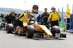 Kevin Magnussen, Renault Sport F1 Team RS16 en la parrilla