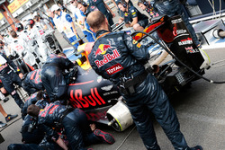 Max Verstappen, Red Bull Racing RB12 ai box mentre la gara è sospesa