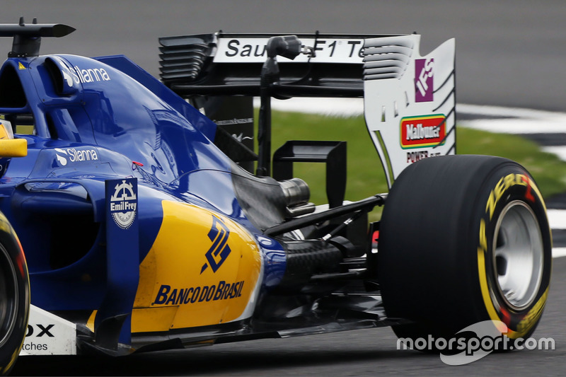 Sauber C35, rear wing and monkey seat