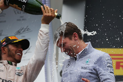 Переможець гонки Льюїс Хемілтон, Mercedes AMG F1 святкує на подіумі разом із Джеймсом Воулесом, голо