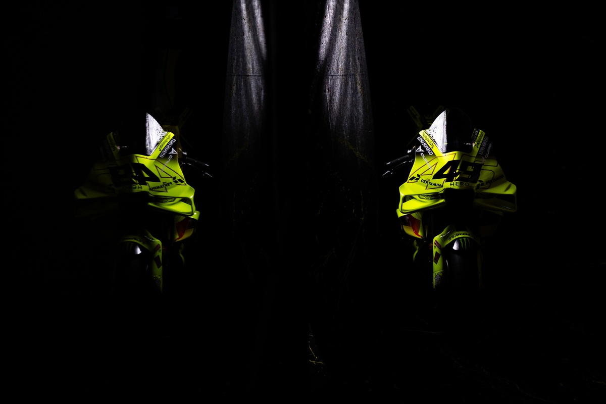 VR46、2026年は”黒い”存在へ……新カラーリング披露 MotoGP