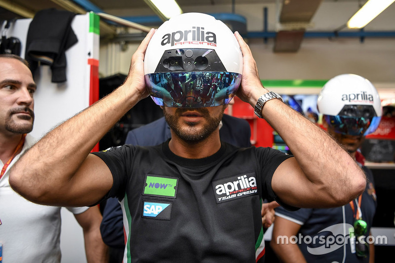 Un casque à réalité augmentée des mécaniciens Aprilia Racing Team Gresini